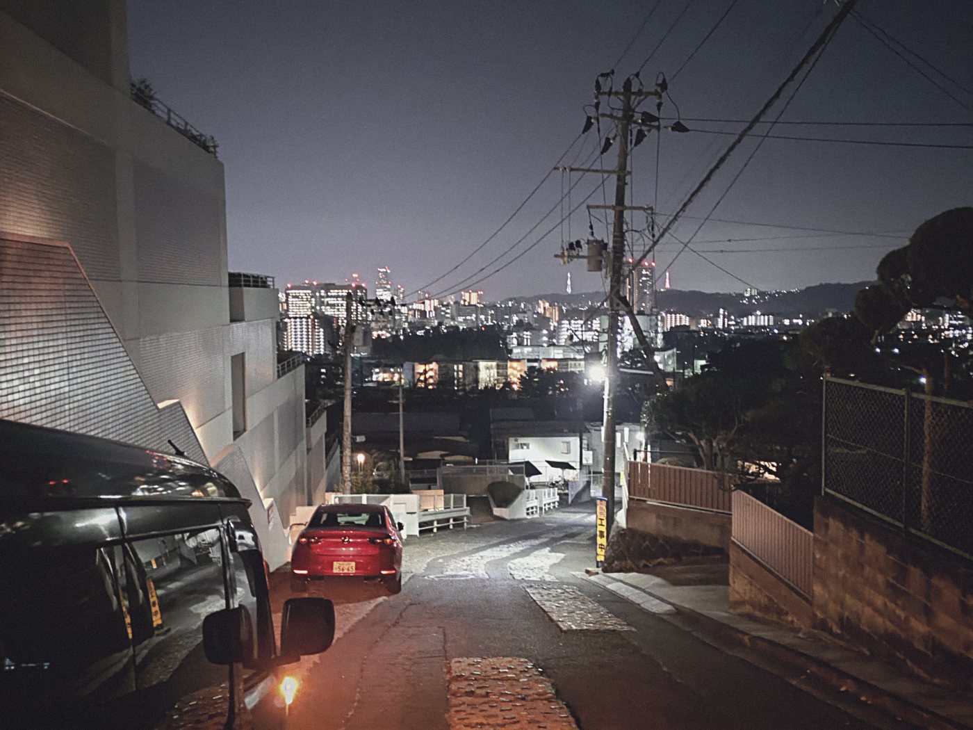 夜の坂道から見下ろすまち